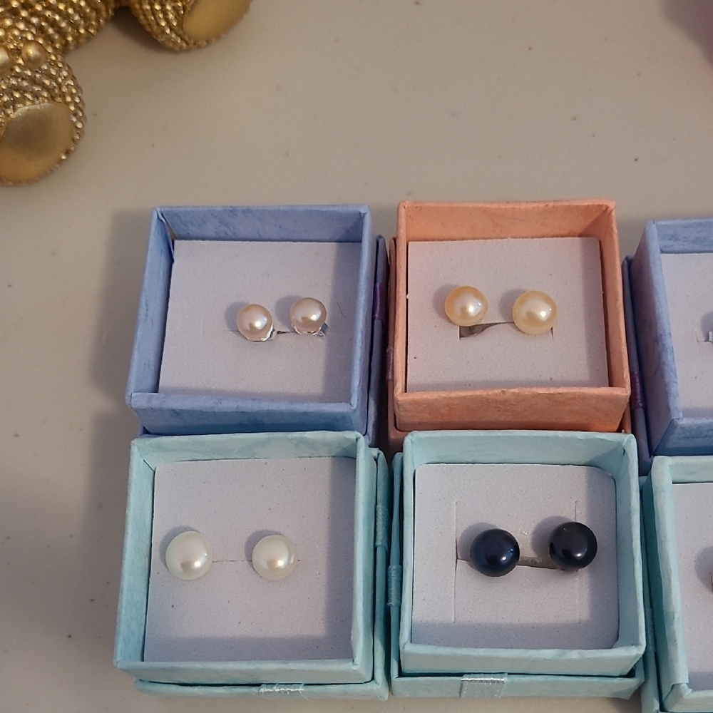 Elegant Pearl Stud Earrings Set - Picture 3 of 3